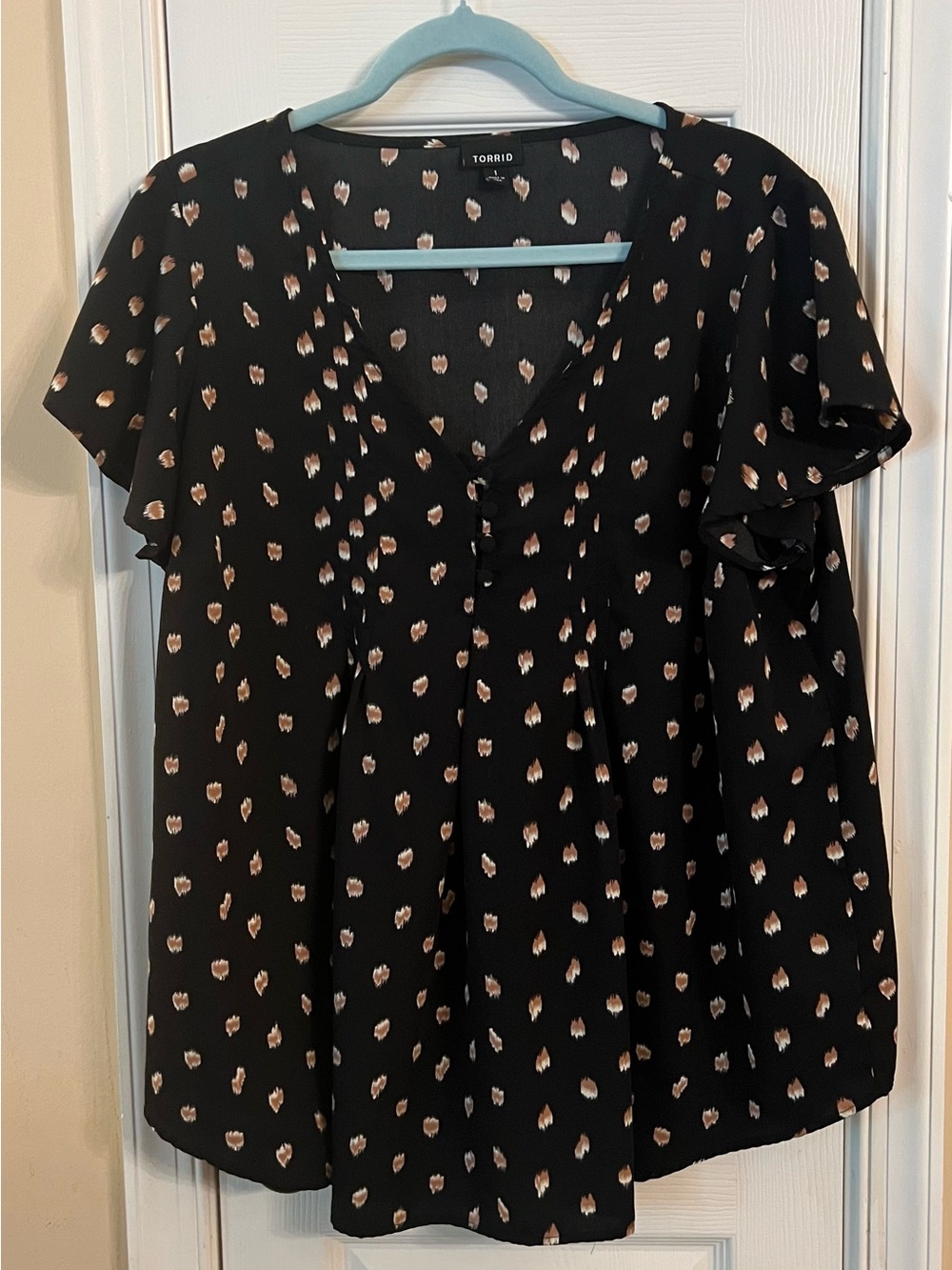 torrid Black V-Neck Flutter Sleeve Blouse with Cream & Tan Dot Floral